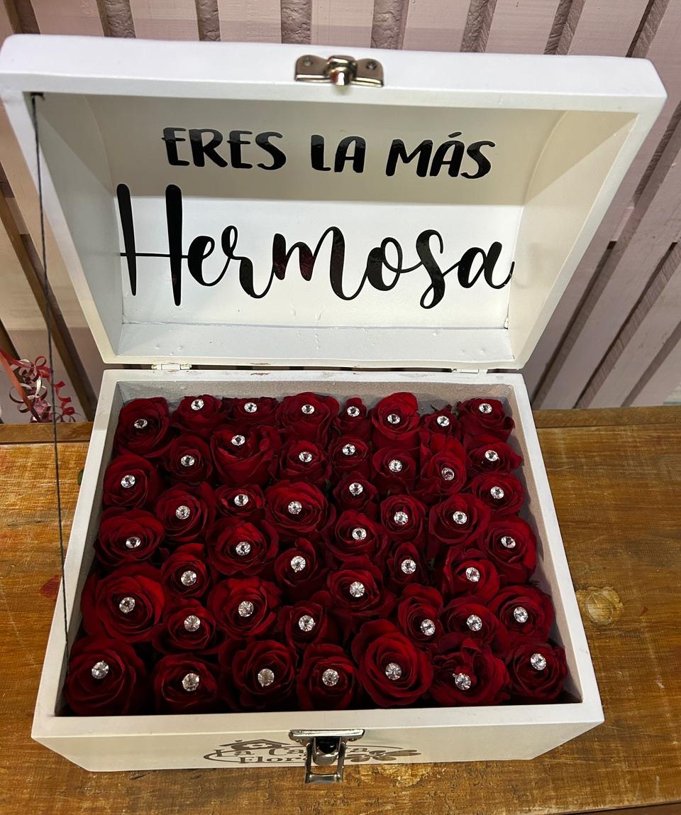 Baúl con rosas rojas y pin 