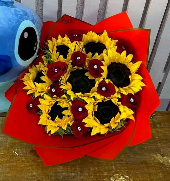 Ramo de 7 girasoles y 12 rosas rojas con pin de diamante
