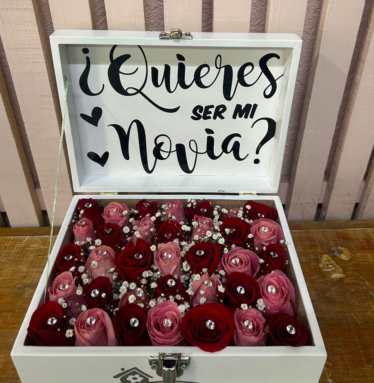 Baúl con rosas rojas y rositas con gypso